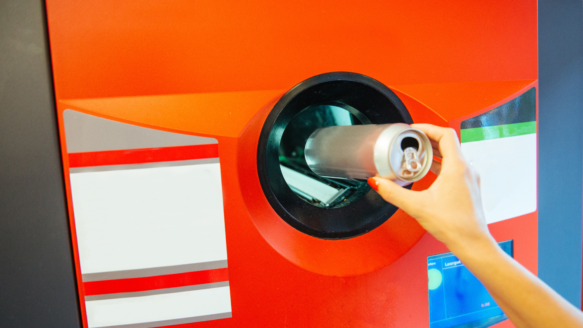 Returning of aluminum can into a reverse vending machine